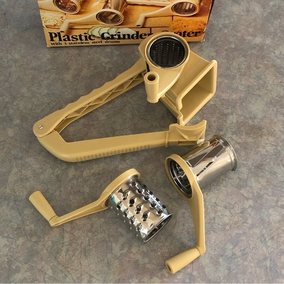 70's Plastic Grinder Grater - Kitchen Gadget - Small Kitchen Appliance - Cheese - Picture 5 of 9
